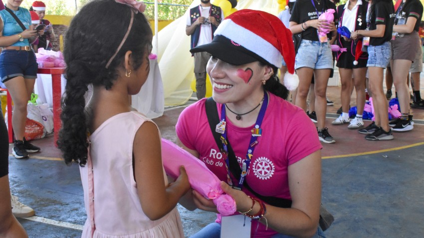 JIRAFA EN MOMIL, Un Encuentro de Amor y Esperanza para Más de 200 Niños