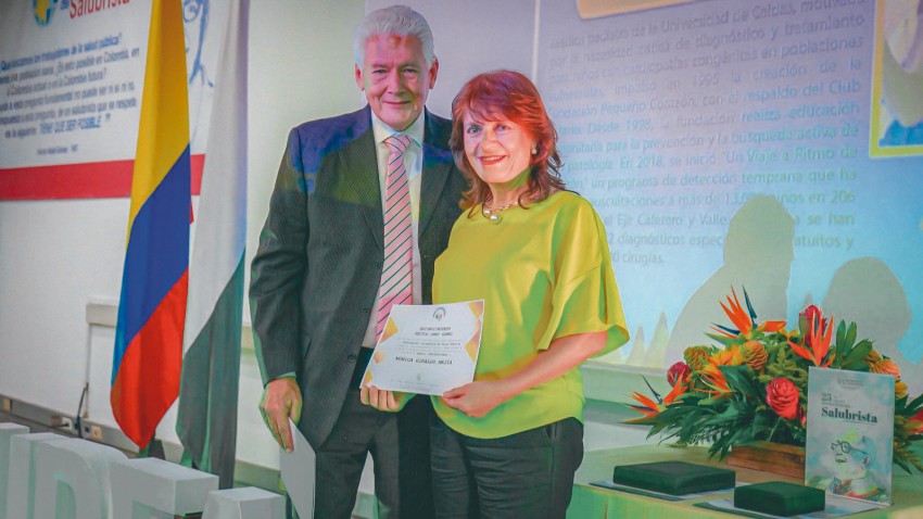 RECONOCIMIENTO HÉCTOR ABAD GÓMEZ A MÓNICA GIRALDO MEJÍA POR SU GESTIÓN INSTITUCIONAL